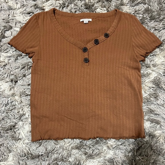 American Eagle Button Cropped Tee - Picture 2 of 4